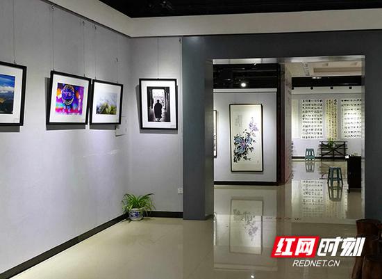 8月5日上午，“欢乐潇湘  魅力南岳”群众书法美术摄影作品展在南岳松麓街南岳版画馆开展。