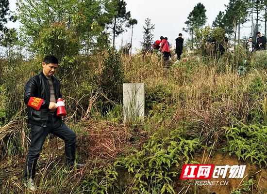 衡东县基层干部在进行森林防火宣传。