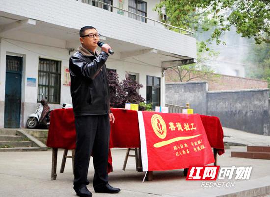 活动特邀衡阳市“十佳”禁毒志愿者胡新刚讲述自己曾经深陷毒品所带来的创伤