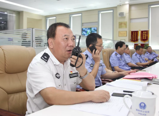 肖海波在指挥中心调度指挥工作