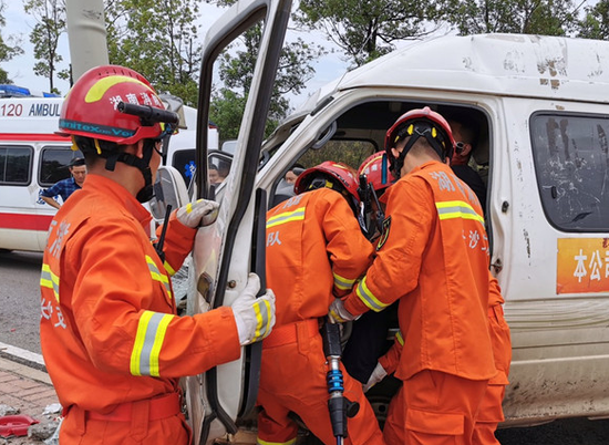 长沙县一面包车撞路灯一人被困 疑似因司机开车睡着