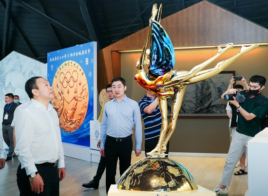 哈尔滨市委副书记、市长孙喆参观《冬奥之约》雕塑作品