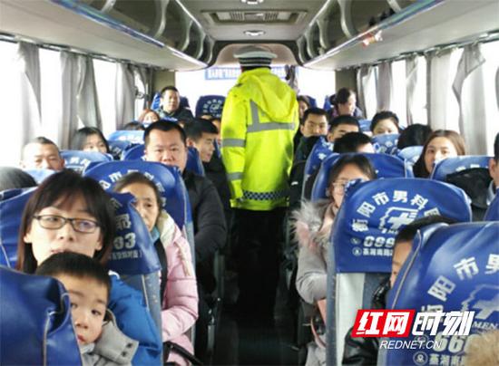 蒸湘交警在春节返程高峰期,严查客运车辆,确保春运返程客流高峰期道路交通安全。