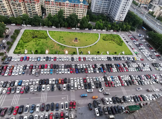 (超6000个停车位停的满满的)