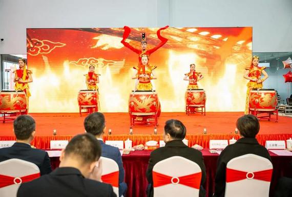 锣鼓表演开场点燃全场