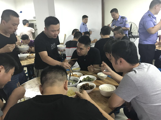 一天的辛苦后,民警们都其乐融融坐在暖心食堂里吃饭,交流今天的工作心得