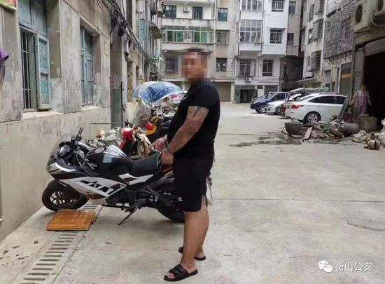 嫌疑人指认作案现场