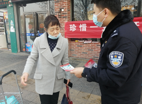 石峰分局民警走上街头宣传