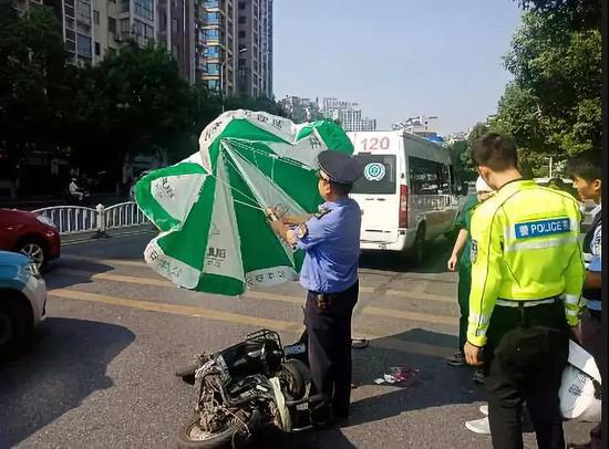 交通警察赶到现场