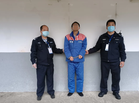 民警抓获犯罪嫌疑人吕某（图右二）