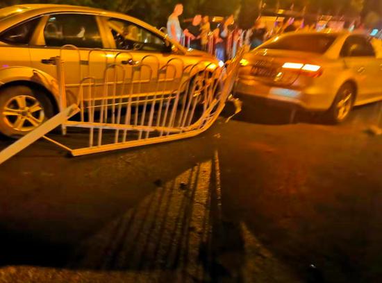长沙一奥迪车凌晨“失控”撞向对侧致 5车受损2人轻伤