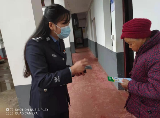 董家段分局民警在辖区发放宣传资料