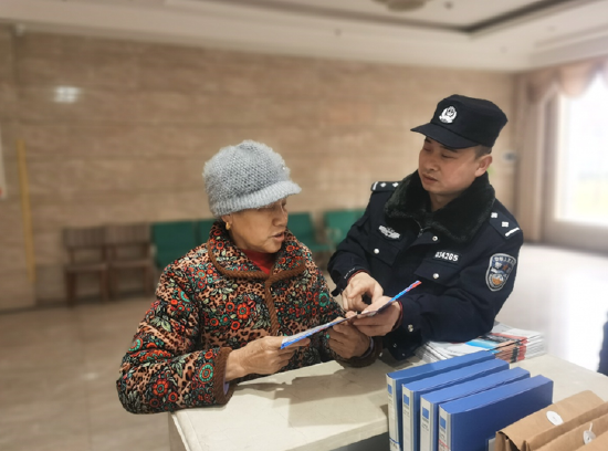 茶陵县局民警向养老院老人开展防范非法集资宣传
