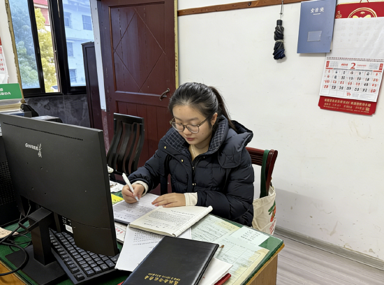 宜章县林业综合服务中心见习生欧燕霞正在整理调研素材