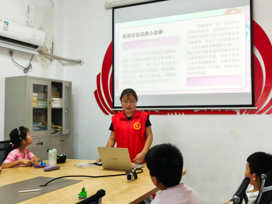（图为湖南科技大学青禾启航团陈天赐与红旗社区的孩子们在课堂上互动）