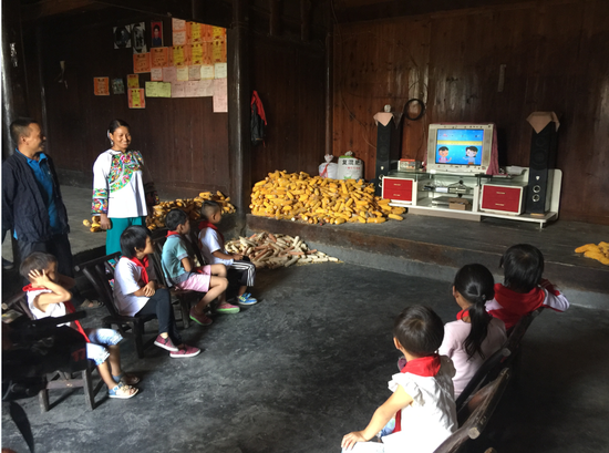 贫困山区孩子正在聚精会神观看IPTV教育节目。