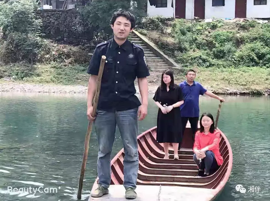 贫困户田军(前一)有听力障碍,在政府帮助下开上了“扶贫船”,有了稳定收入。