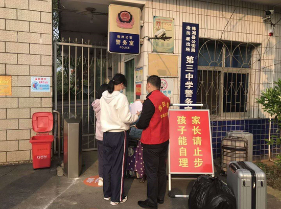 株洲禁毒宣传进校园。图为禁毒志愿者给学生发放禁毒宣传资料