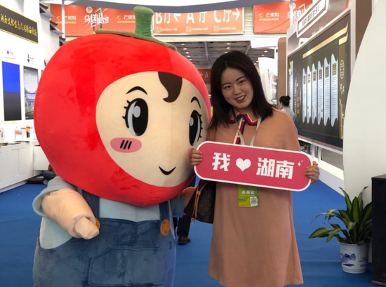 展会“首席福利官”椒仔现场与观众互动
