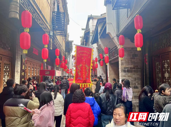 正月初六，依偎在汨罗江畔的千年古镇长乐镇人山人海，热闹非凡。
