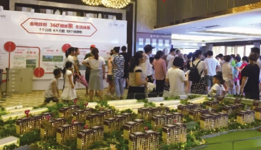 6月24日,金地自在城数百名业主在营销中心和开发商沟通学区事宜。 记者 卜岚 摄