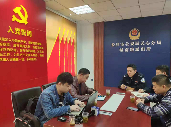 以党旗为背景的窗帘在阳光映射下显得格外耀眼