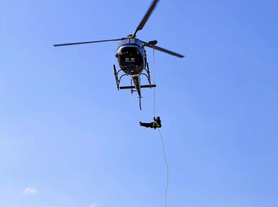 空中快警从飞机上急速直下