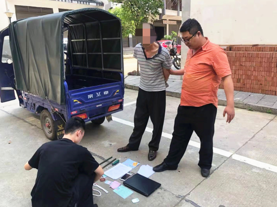 民警清点嫌疑人的作案工具