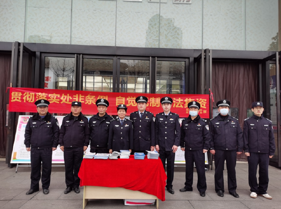 荷塘分局民警现场接受群众咨询
