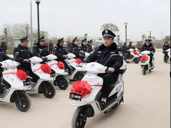 石鼓铁骑、驻村辅警联动巡防