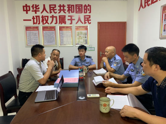 伞铺村村支两委,社区民警向媒体介绍伞铺村乡村平安建设的有关情况
