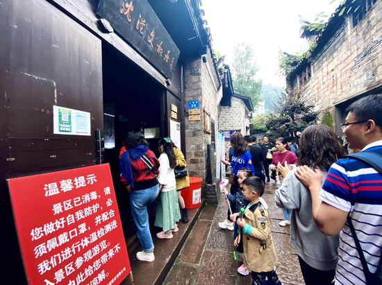 参观故居的游客络绎不绝