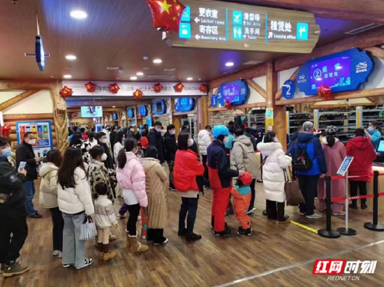 湘江欢乐城,游客正在有序排队领取雪服。
