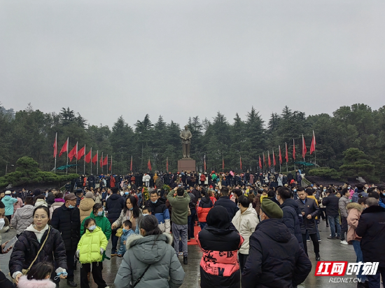 春节假期,韶山核心景区人流如织。