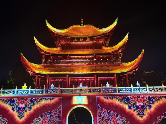 光影点亮岳阳楼。人民网记者 吴茜薇摄