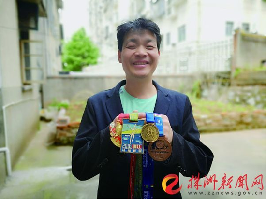 李社明已经拿到多个赛事完赛奖牌(记者 刘娟 摄)