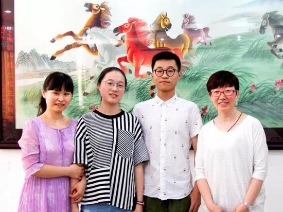 从左至右：语文老师杨婷洁、彭佳欣同学、王溯之、班主任李玉华老师