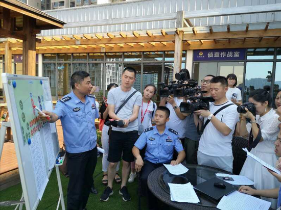 新闻通报会上胡正坤对案情进行简要通报