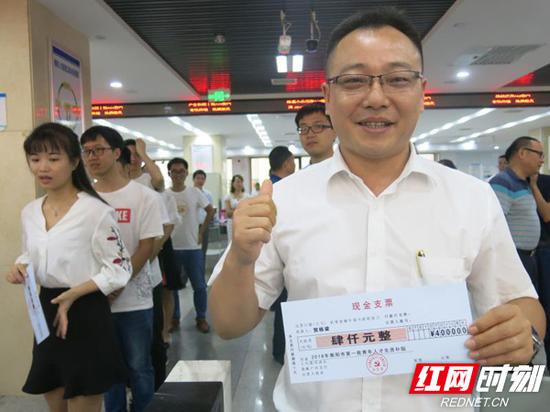 作为全市第一批青年人才生活补贴的“第一人”,来自市中心医院的贺栋梁情不自禁地竖起了大拇指。 李建平 摄