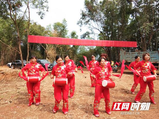淳朴民风,当地村民自发组织节目欢迎调查团。