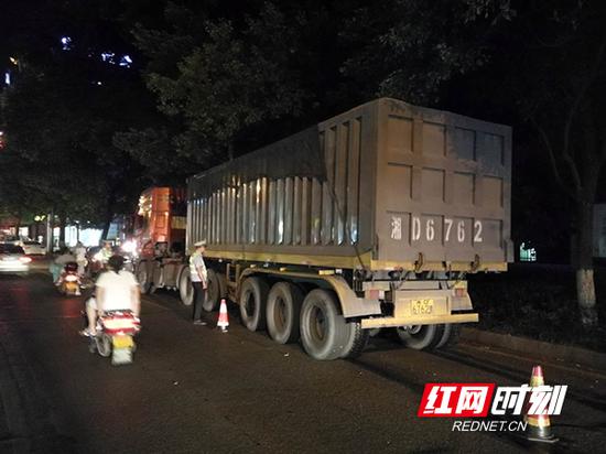 石鼓交警大队根据网友的举报,在湘江北路石鼓广场设点查扣超载大货车。