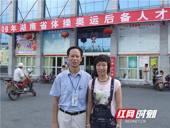 2008年教练周信和世界冠军凌洁(右)合影。