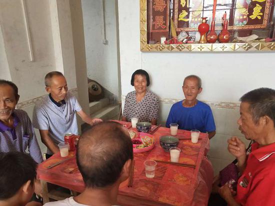 鄢枚初老大爷80岁正生中餐在大堂内摆上几桌酒席,全是鄢大爷夫妇的嫡亲,尽管酒席简单朴素,但嫡亲们吃得津津有味。