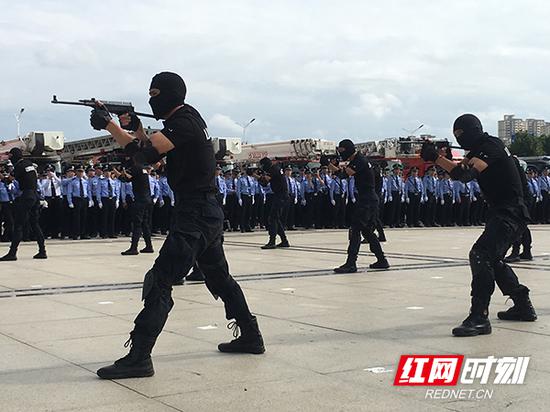 特巡警支队带来了反恐处突科目汇报表演。