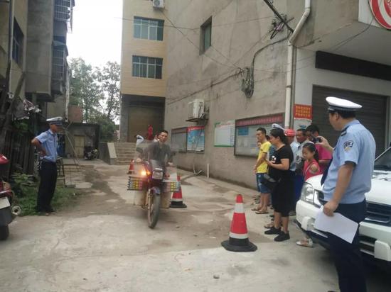 衡阳县公安局交警大队流动车管所进农村