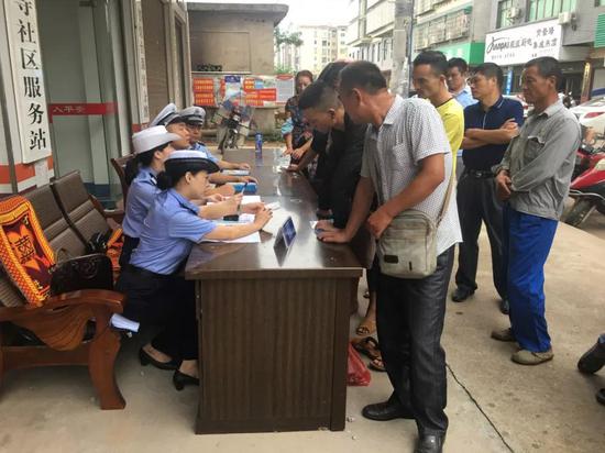 衡阳县公安局交警大队流动车管所进农村