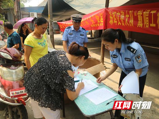 9月12日至13日珠晖交警大队开展“戴帽工程进万村”免费赠送摩托车安全头盔活动。