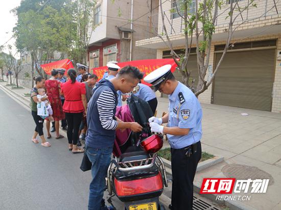 交警为驾驶员送去安全头盔。