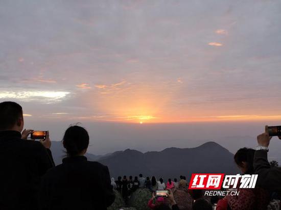 游客用嘹亮歌声表达对伟大祖国的美好祝福。