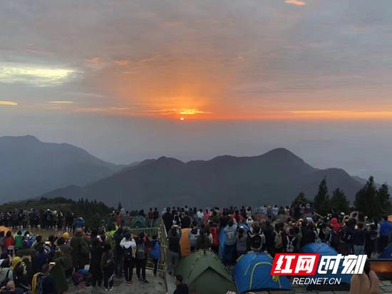 游客在南岳祝融峰看日出。